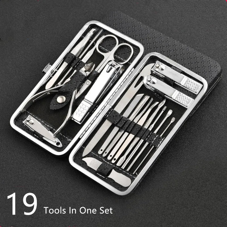 "19-in-1 roestvrijstalen manicure set met draagbare case, inclusief ergonomisch gereedschap voor hand- en voetverzorging."