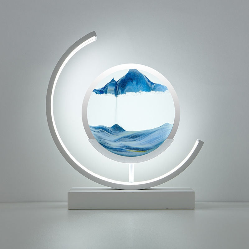 "3D zandschelp tafellamp met rustgevende zandpatronen, dynamische vormen en zachte LED-verlichting in modern acryl design."