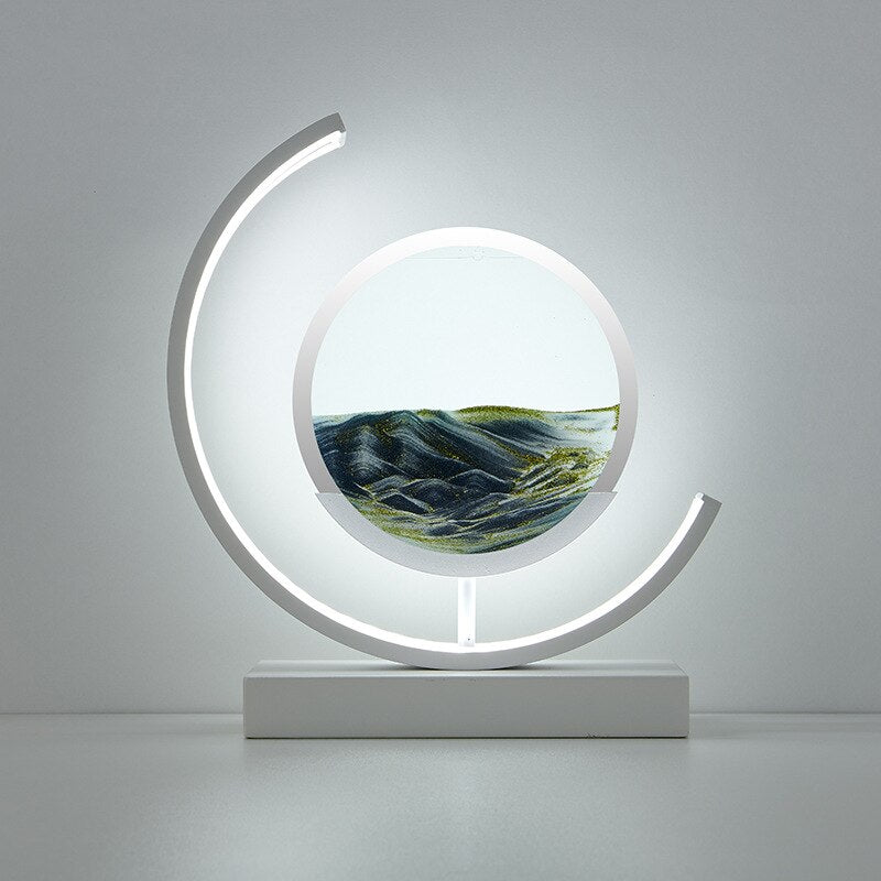 "3D zandschelp tafellamp met rustgevende zandpatronen, dynamische vormen en zachte LED-verlichting in modern acryl design."