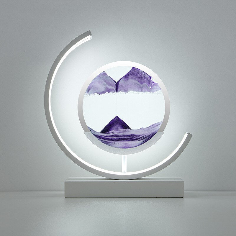 "3D zandschelp tafellamp met rustgevende zandpatronen, dynamische vormen en zachte LED-verlichting in modern acryl design."