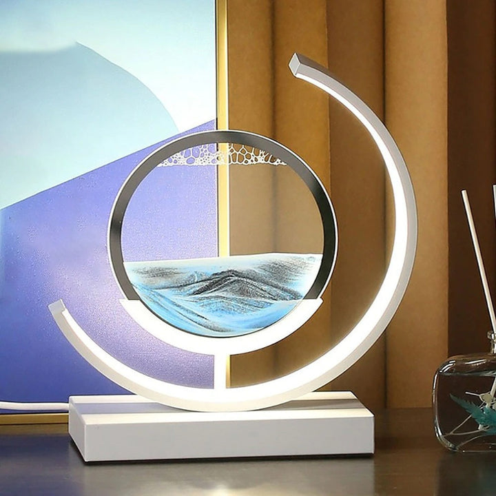 "3D zandschelp tafellamp met rustgevende zandpatronen, dynamische vormen en zachte LED-verlichting in modern acryl design."