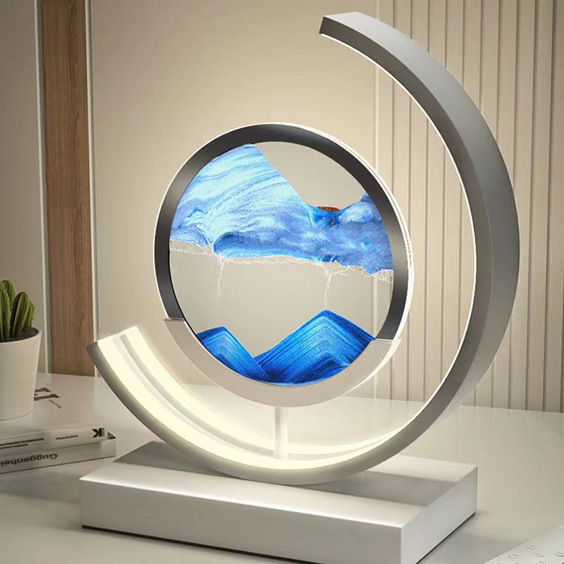 "3D zandschelp tafellamp met rustgevende zandpatronen, dynamische vormen en zachte LED-verlichting in modern acryl design."
