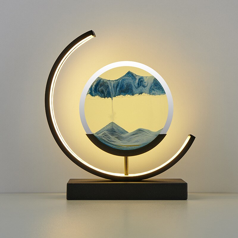 "3D zandschelp tafellamp met rustgevende zandpatronen, dynamische vormen en zachte LED-verlichting in modern acryl design."