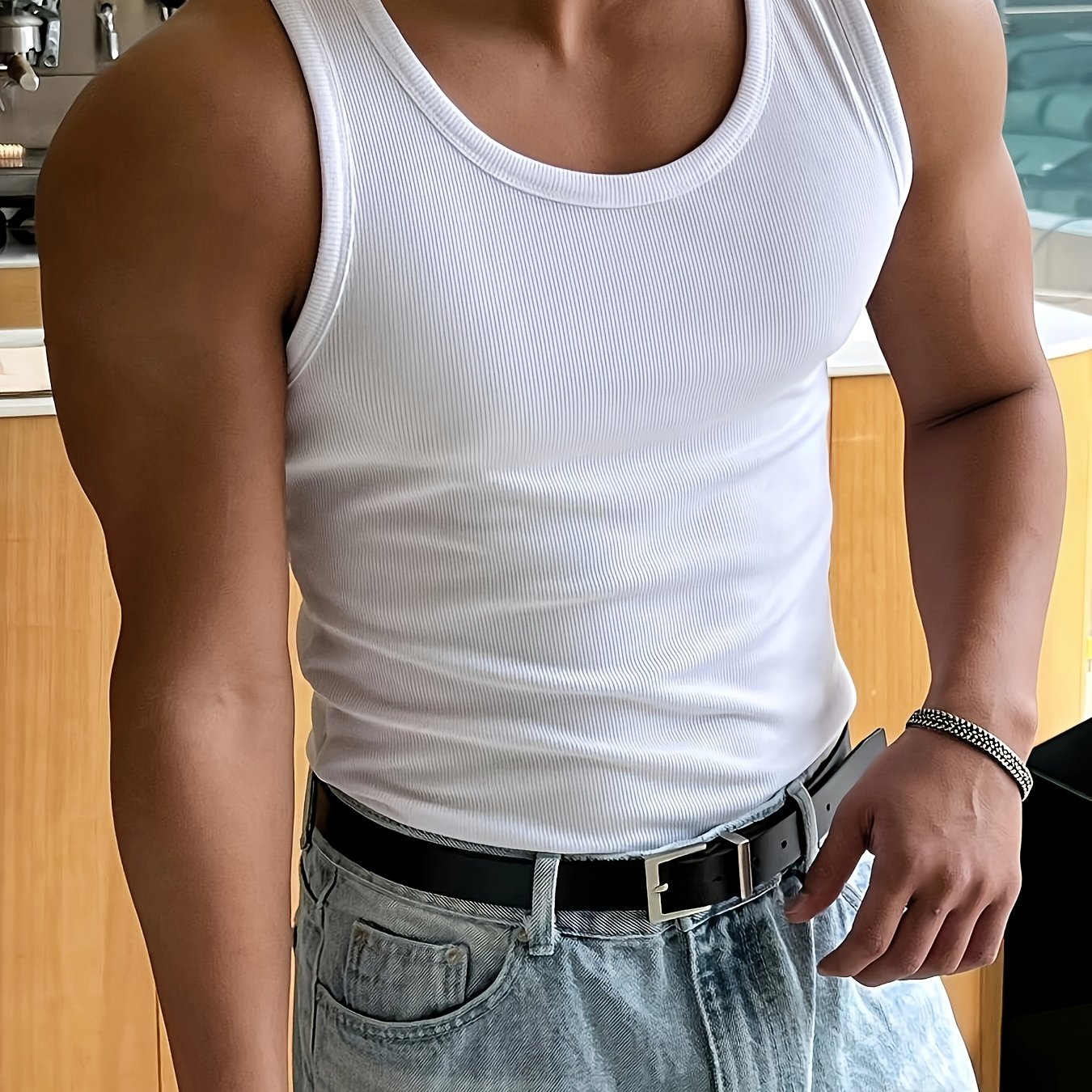 "Ademende heren tanktop voor zomer, lichtgrijs, mouwloos, luchtige stof, comfortabele en stijlvolle, ideaal voor warme dagen.