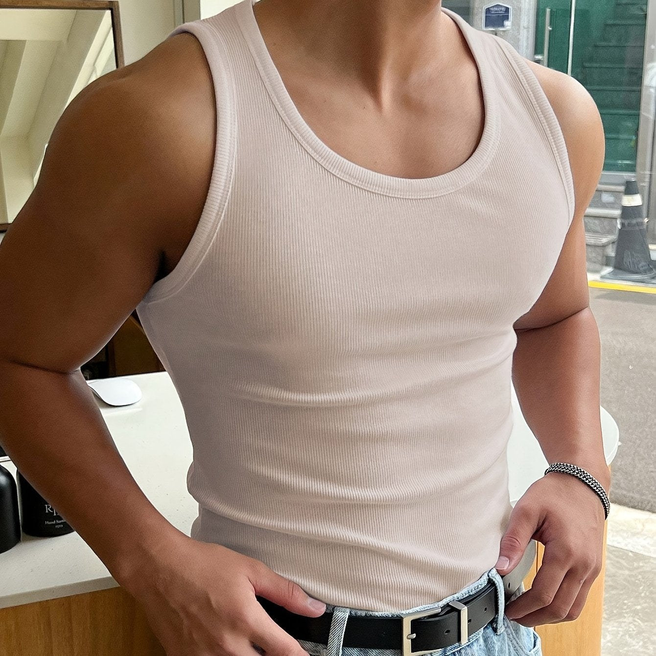 "Ademende heren tanktop voor zomer, lichtgrijs, mouwloos, luchtige stof, comfortabele en stijlvolle, ideaal voor warme dagen.