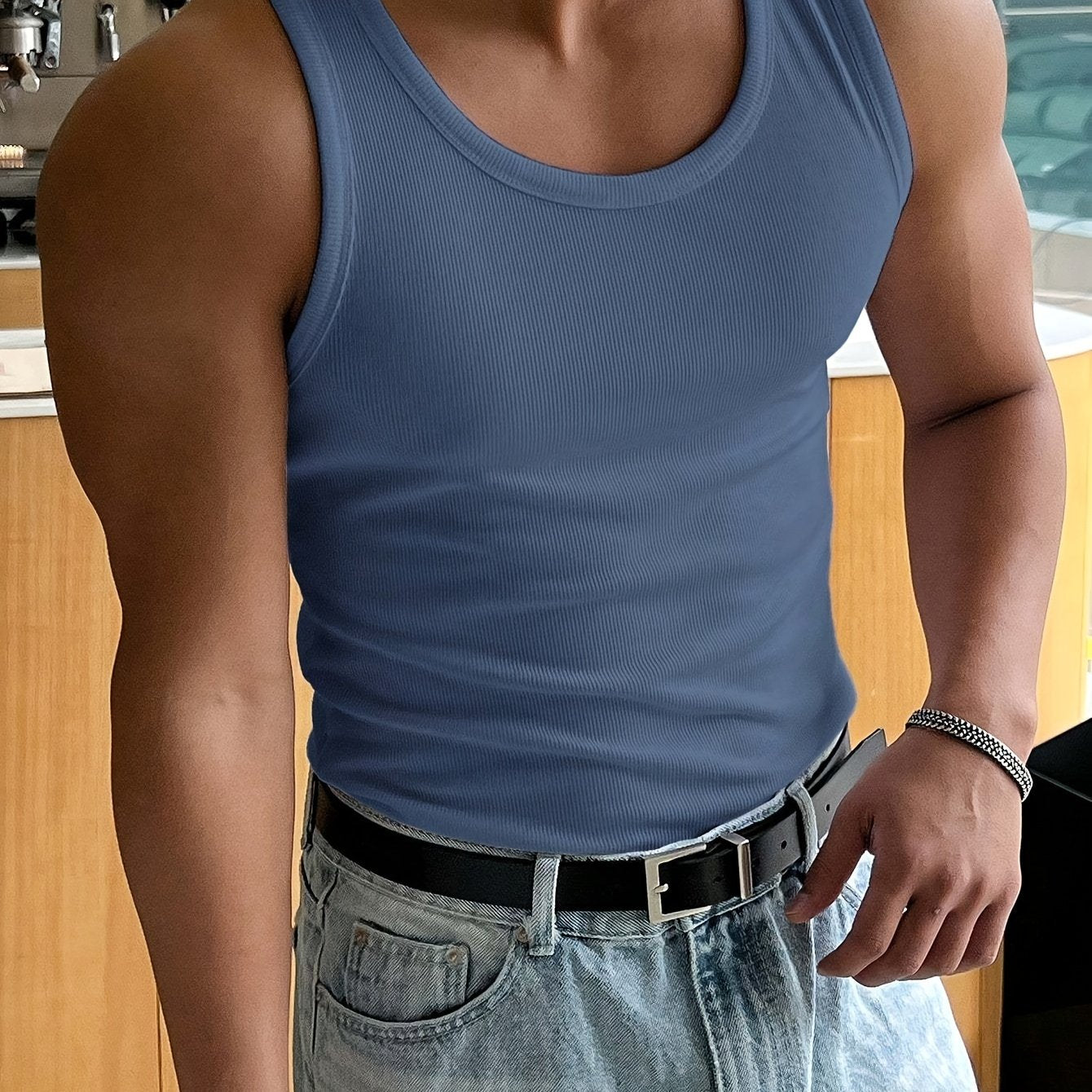 "Ademende heren tanktop voor zomer, lichtgrijs, mouwloos, luchtige stof, comfortabele en stijlvolle, ideaal voor warme dagen.