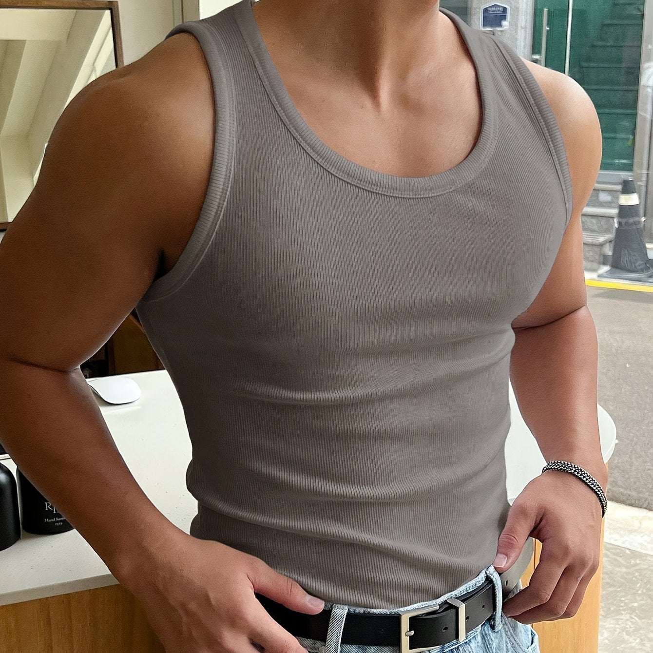 "Ademende heren tanktop voor zomer, lichtgrijs, mouwloos, luchtige stof, comfortabele en stijlvolle, ideaal voor warme dagen.