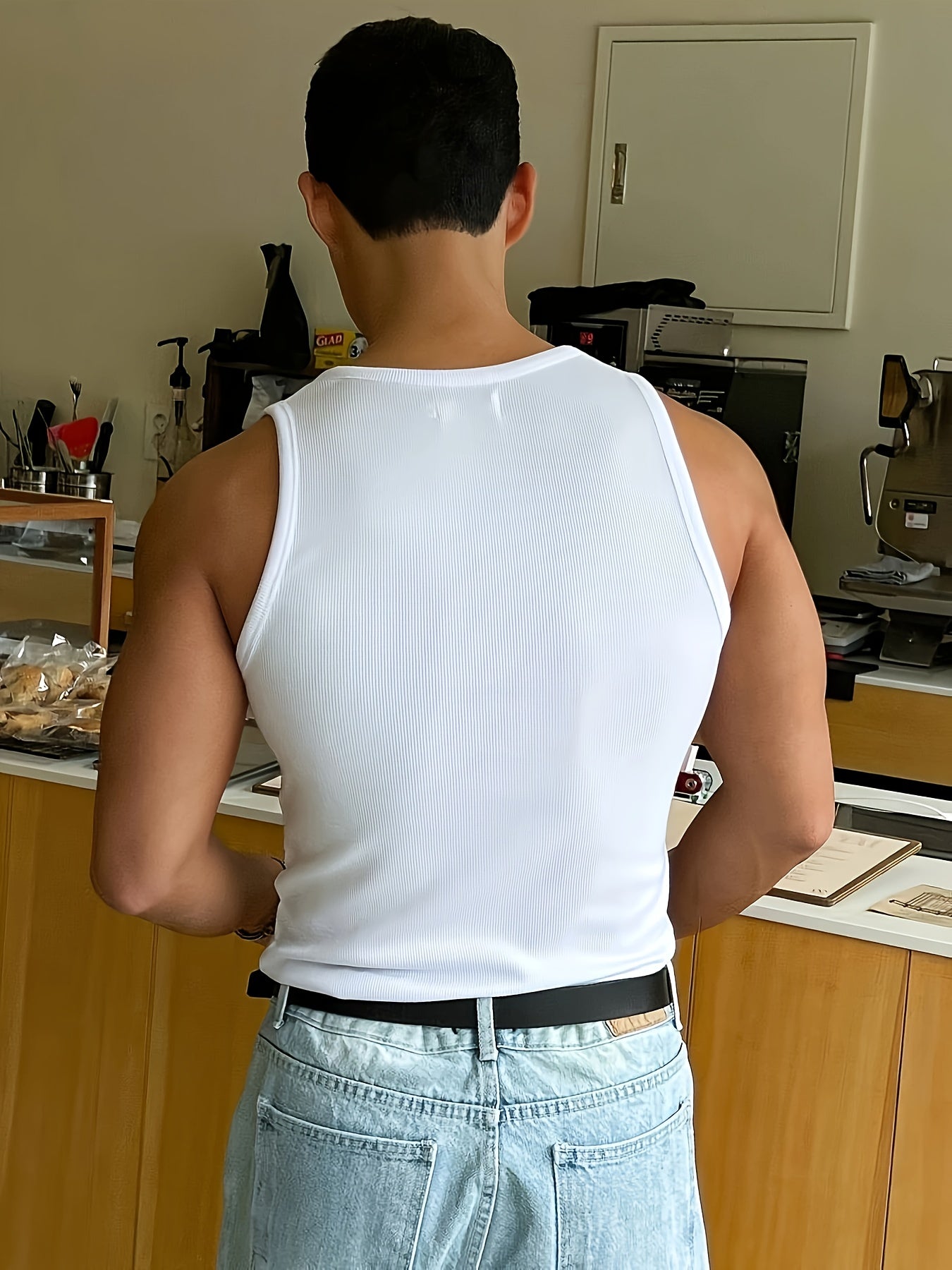 "Ademende heren tanktop voor zomer, lichtgrijs, mouwloos, luchtige stof, comfortabele en stijlvolle, ideaal voor warme dagen.
