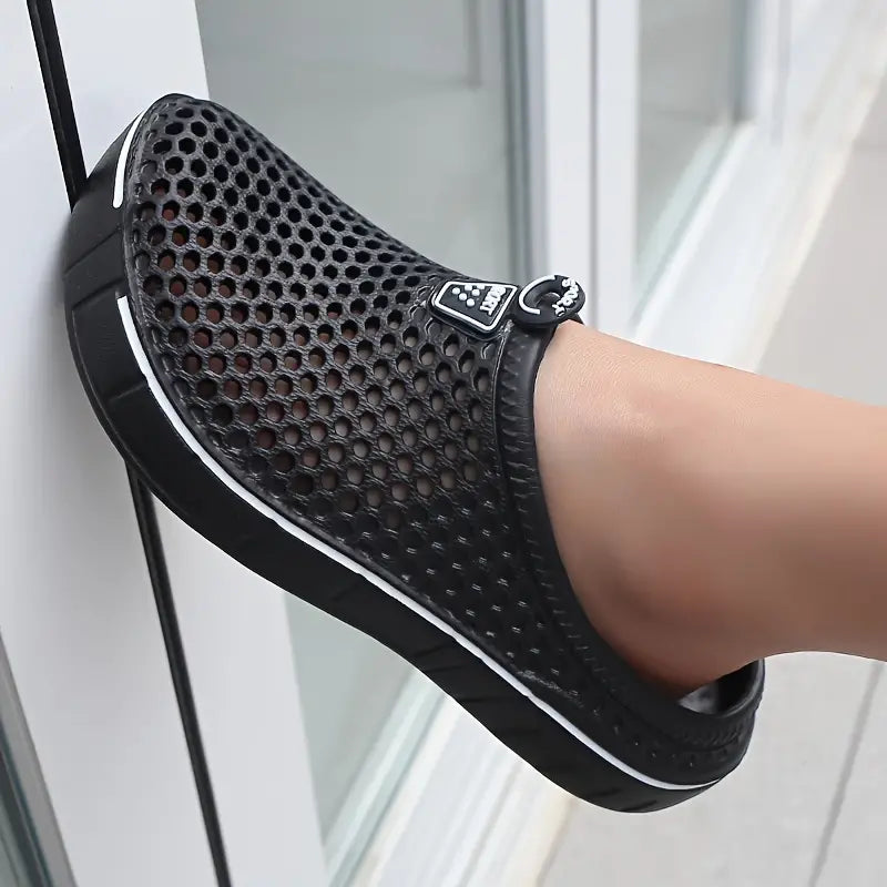 "Ademende herenclogs in sportieve stijl, lichtgewicht en flexibel, ideaal voor actieve dagen en vrije tijd."
