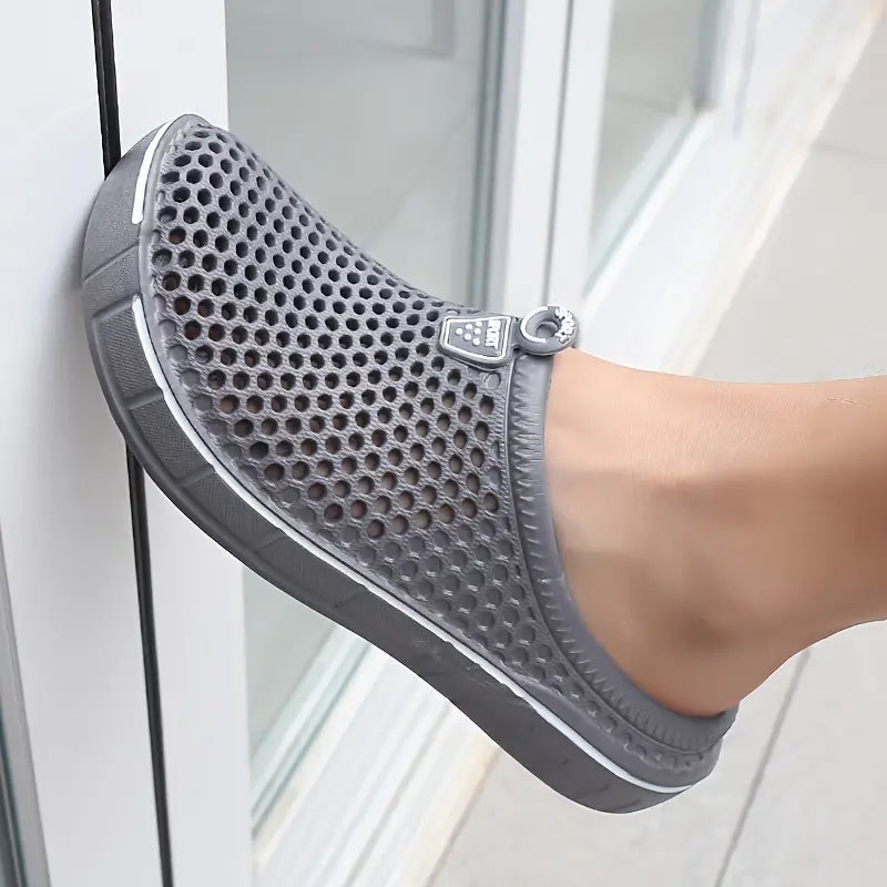 "Ademende herenclogs in sportieve stijl, lichtgewicht en flexibel, ideaal voor actieve dagen en vrije tijd."
