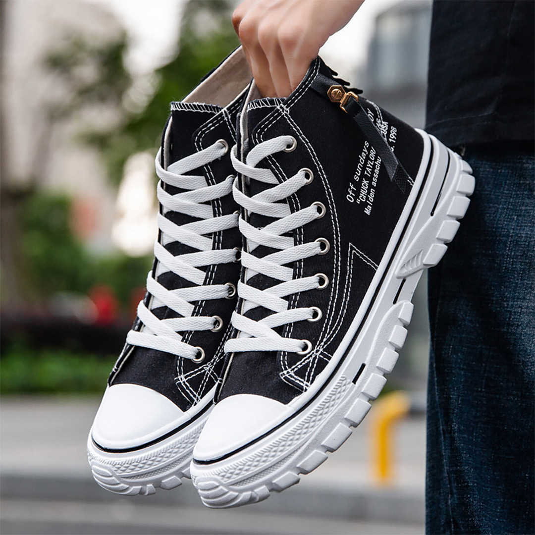 "Ademende high-top sneakers voor mannen, modern design in zwart, canvas bovenmateriaal met rubberen zool."