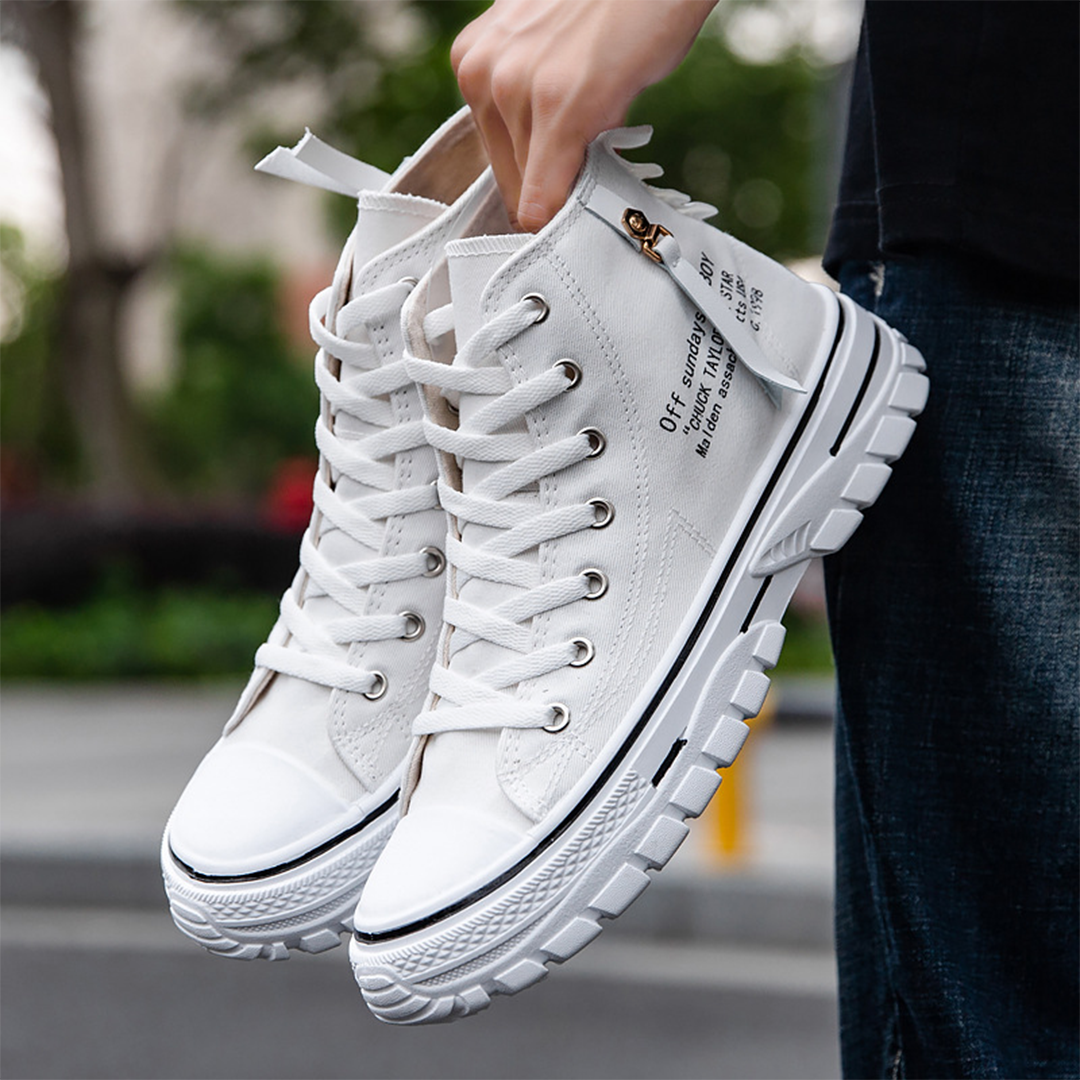 "Ademende high-top sneakers voor mannen, modern design in zwart, canvas bovenmateriaal met rubberen zool."