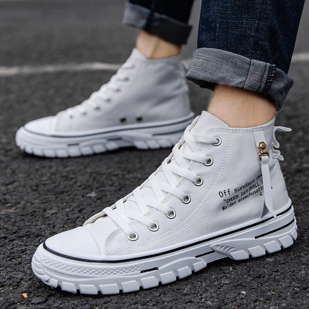 "Ademende high-top sneakers voor mannen, modern design in zwart, canvas bovenmateriaal met rubberen zool."