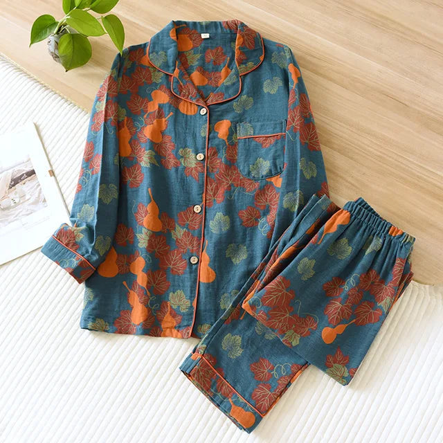 "Amandine pyjamaset voor vrouwen met elegant bloemenmotief, zachte stof, button-up top en lange mouwen voor comfort."