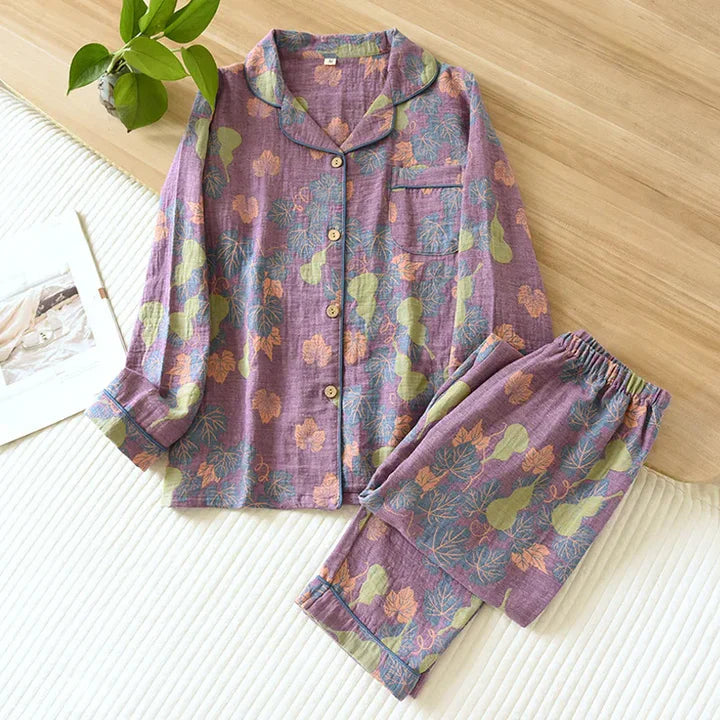 "Amandine pyjamaset voor vrouwen met elegant bloemenmotief, zachte stof, button-up top en lange mouwen voor comfort."