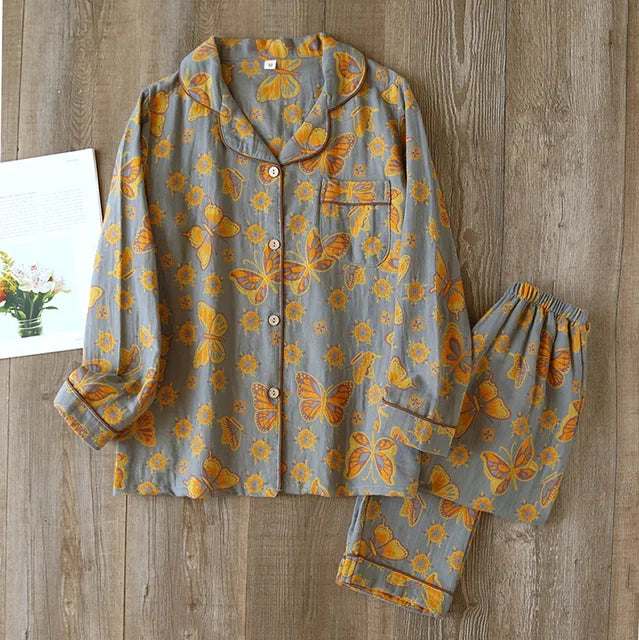 "Amandine pyjamaset voor vrouwen met elegant bloemenmotief, zachte stof, button-up top en lange mouwen voor comfort."