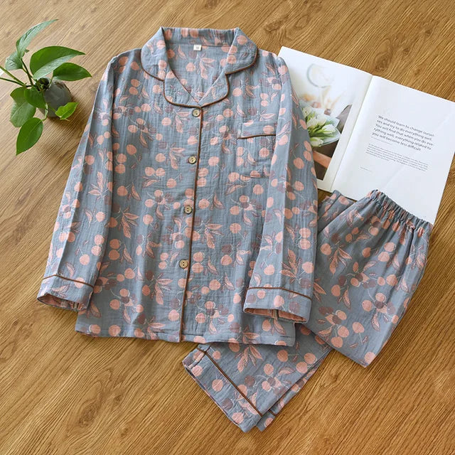 "Amandine pyjamaset voor vrouwen met elegant bloemenmotief, zachte stof, button-up top en lange mouwen voor comfort."