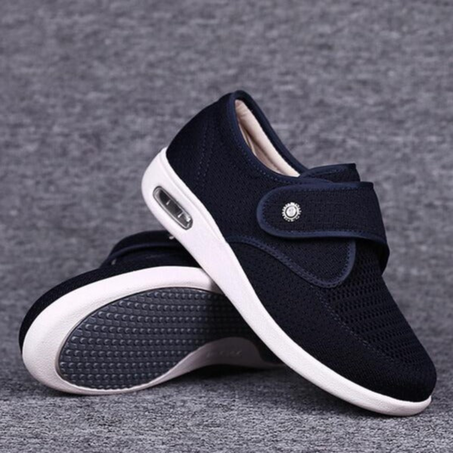"Anika brede diabetische schoenen in zwart, bruin en donkerblauw, met comfortabele, ruime pasvorm voor gevoelige voeten."