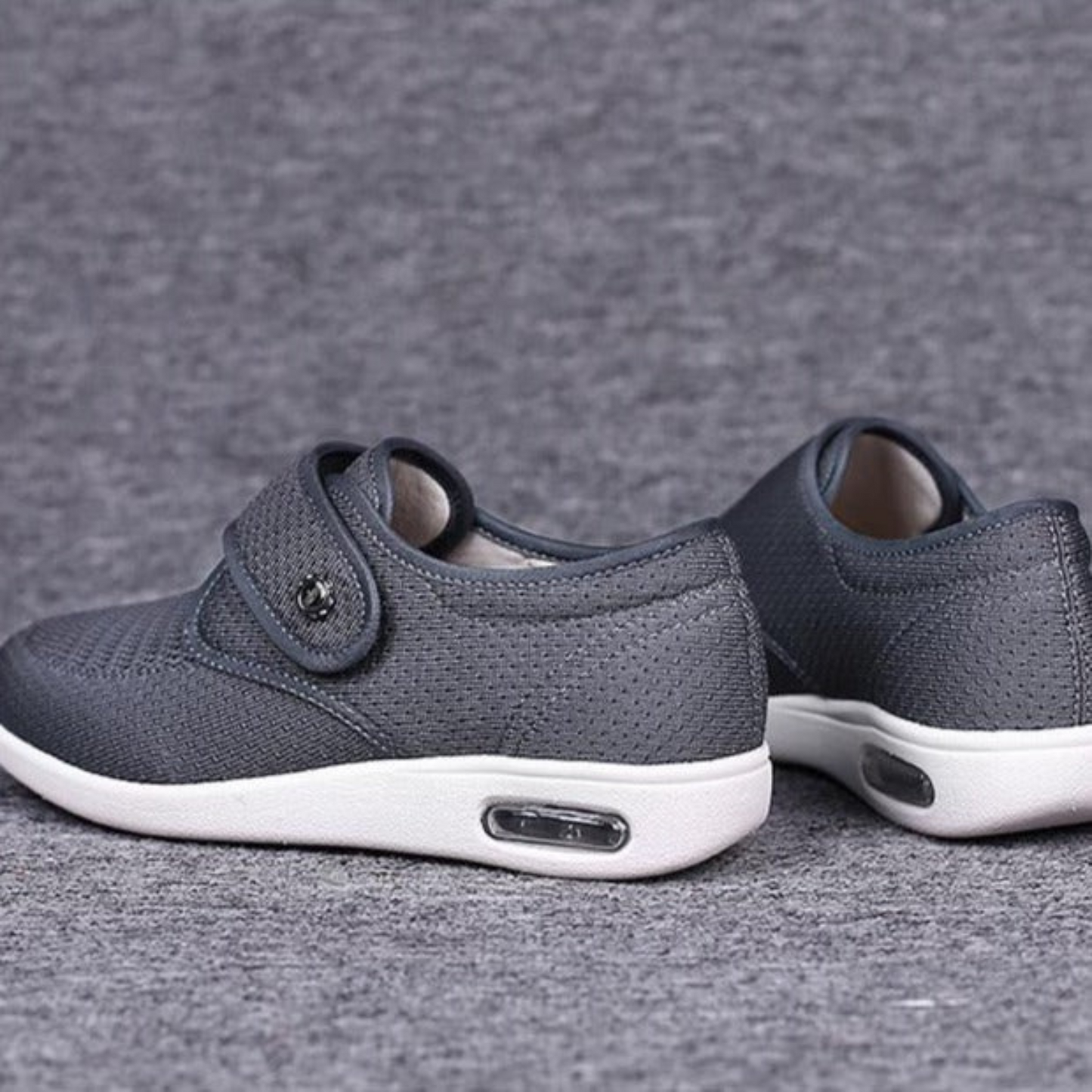 "Anika brede diabetische schoenen in zwart, bruin en donkerblauw, met comfortabele, ruime pasvorm voor gevoelige voeten."