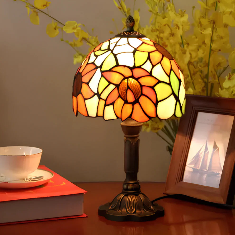 "Antieke glas in lood wandlamp met warme gloed en ambachtelijke stijl, perfect voor tijdloze elegantie in uw interieur."