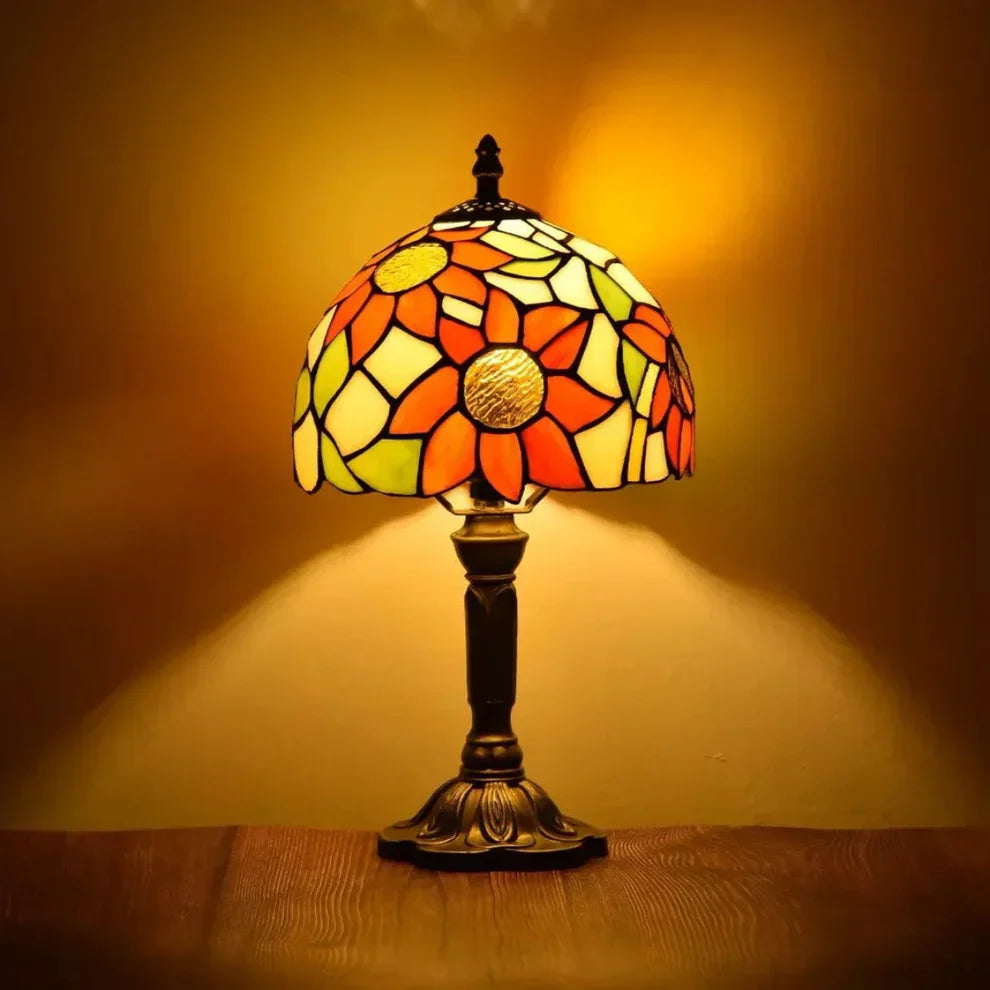 "Antieke glas in lood wandlamp met warme gloed en ambachtelijke stijl, perfect voor tijdloze elegantie in uw interieur."