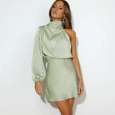 "Asymmetrische satijnen one-shoulder avondjurk met pofmouw en elegante glans, vangt licht voor stijlvolle uitstraling."