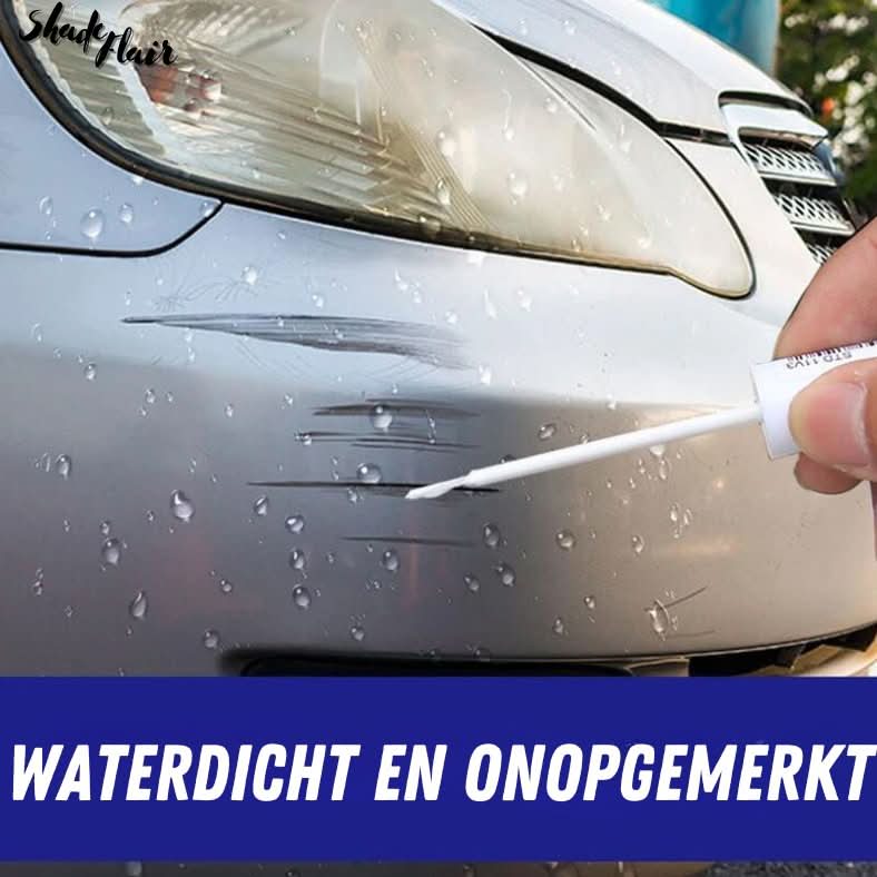 Auto retoucheerpen, zwart, met tip- en kwastapplicator, op witte achtergrond, voor het herstellen van krassen op auto's.