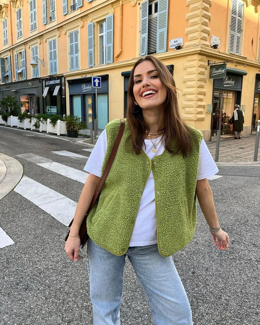 Aylin fleece bodywarmer, sherpa-materiaal, oversized pasvorm, modieus en comfortabel, mouwloos met open voorkant.