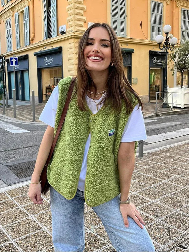 Aylin fleece bodywarmer, sherpa-materiaal, oversized pasvorm, modieus en comfortabel, mouwloos met open voorkant.