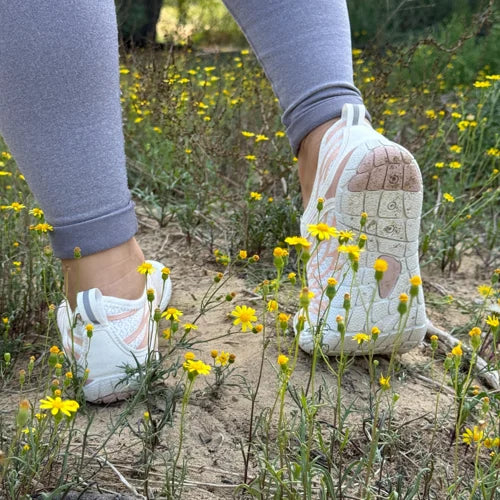"Barefoot schoenen Allrounder met flexibele pasvorm en natuurlijke loopsensatie, beige bovenkant en minimalistische zolen."
