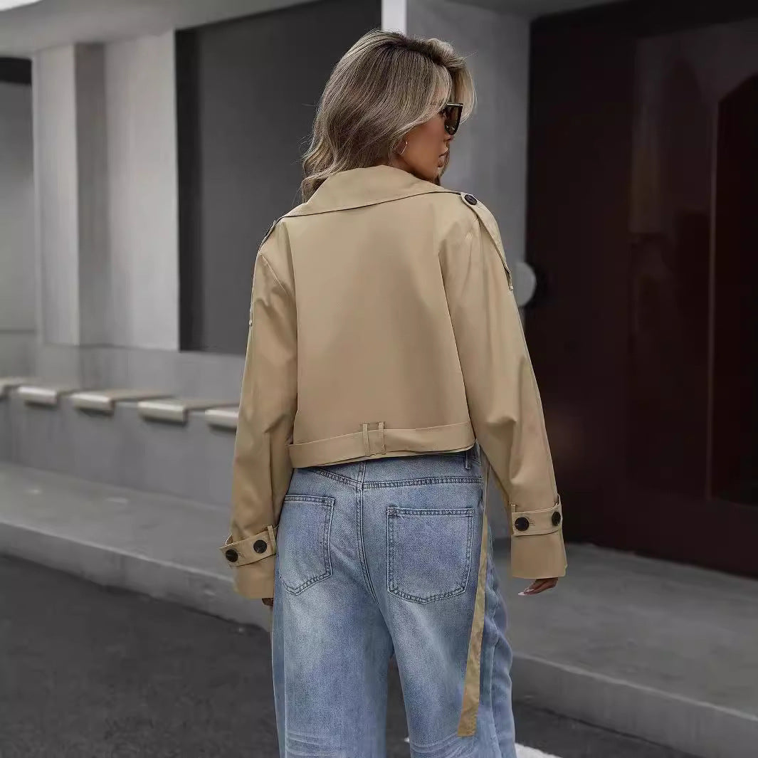 "Beige dames trenchcoat, kort ontwerp met klassieke reverskraag en double-breasted stijl voor een elegante look."