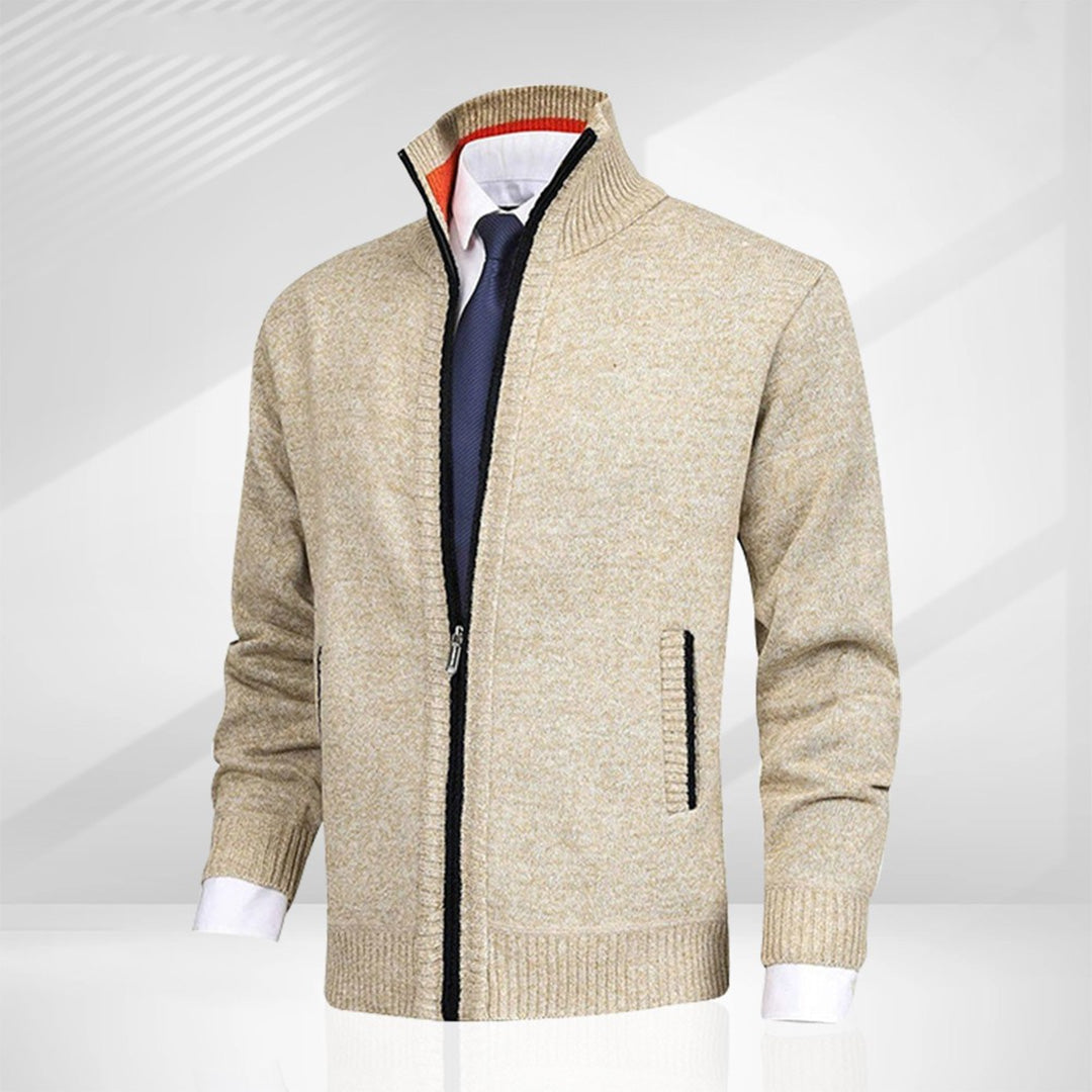 "Blauw herenvest van hoogwaardige fleece met rits en hoge kraag, perfect voor lente. Warm en veelzijdig ontwerp."