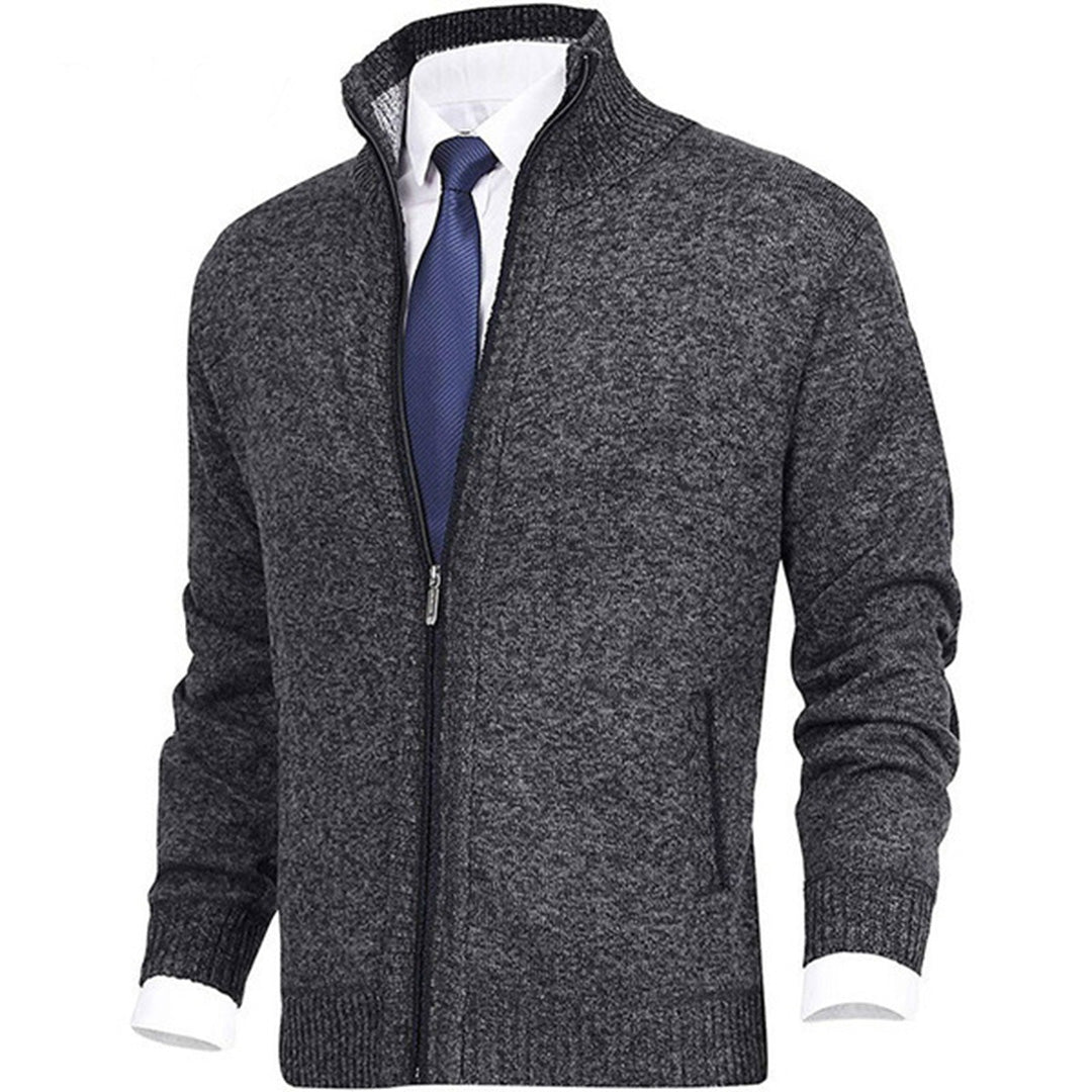 "Blauw herenvest van hoogwaardige fleece met rits en hoge kraag, perfect voor lente. Warm en veelzijdig ontwerp."