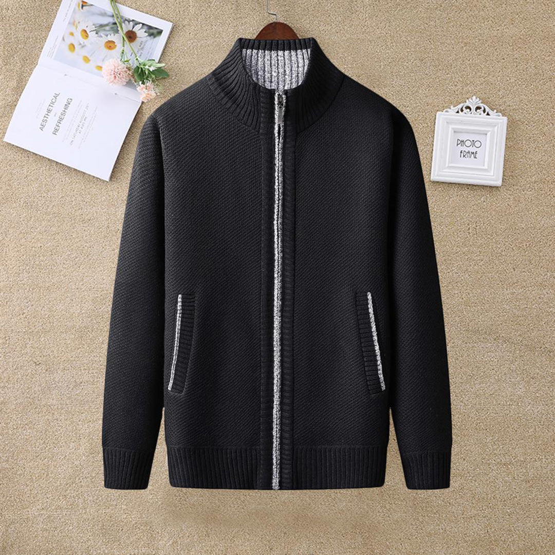 "Blauw herenvest van hoogwaardige fleece met rits en hoge kraag, perfect voor lente. Warm en veelzijdig ontwerp."