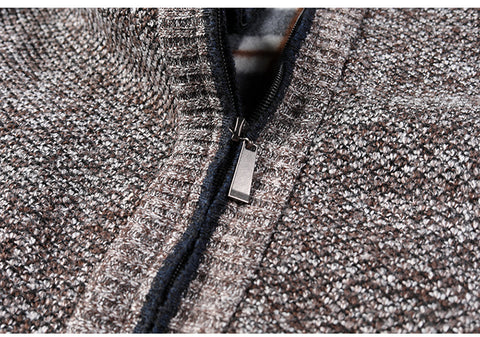 "Blauw herenvest van hoogwaardige fleece met rits en hoge kraag, perfect voor lente. Warm en veelzijdig ontwerp."