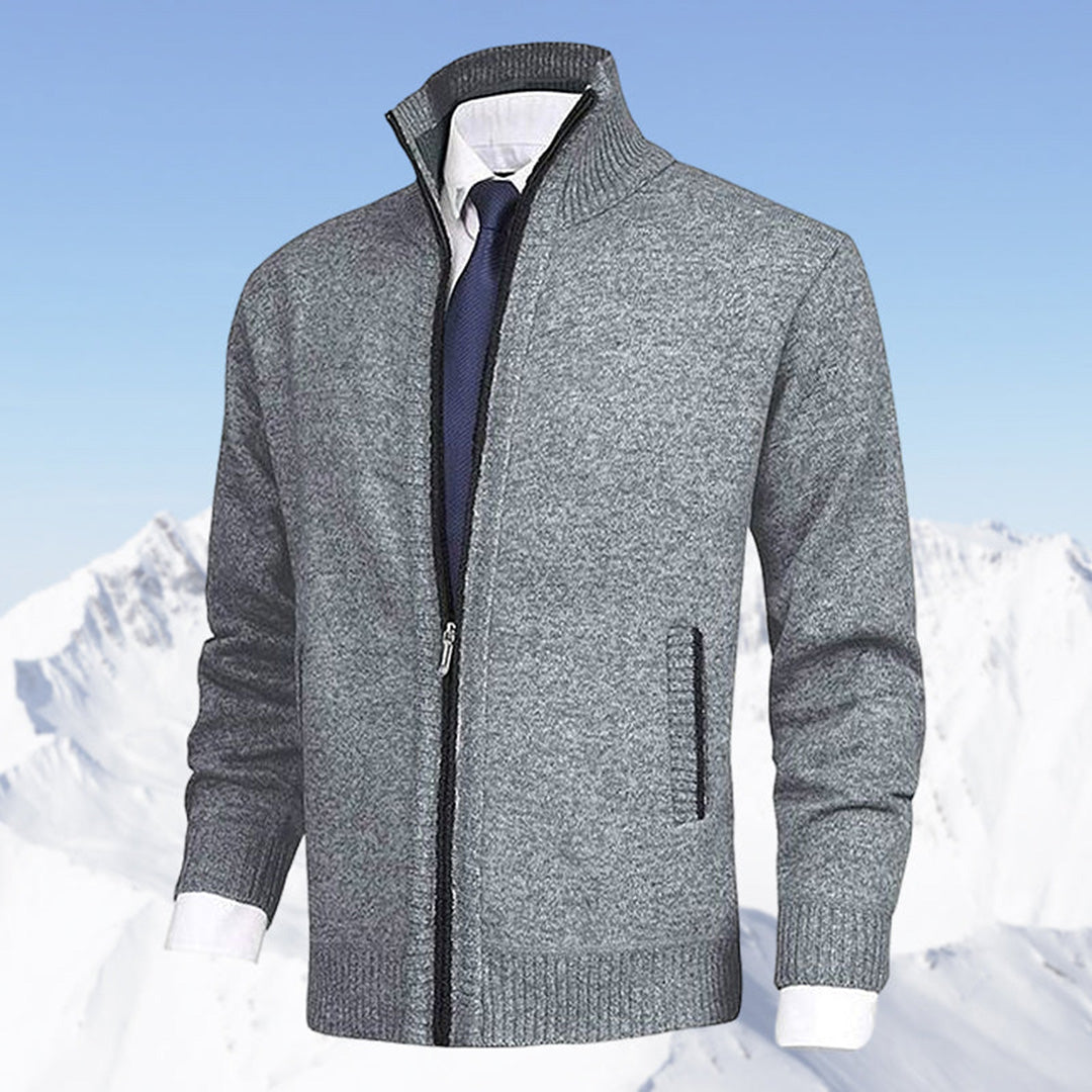 "Blauw herenvest van hoogwaardige fleece met rits en hoge kraag, perfect voor lente. Warm en veelzijdig ontwerp."