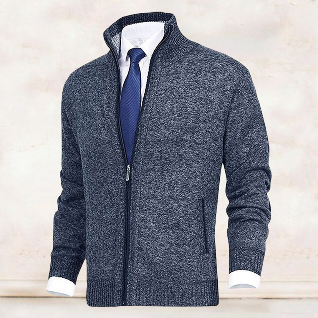"Blauw herenvest van hoogwaardige fleece met rits en hoge kraag, perfect voor lente. Warm en veelzijdig ontwerp."