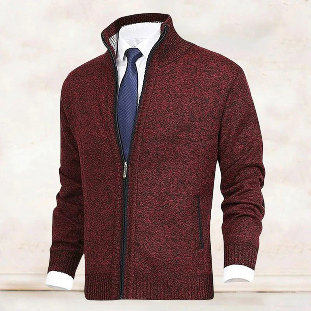 "Blauw herenvest van hoogwaardige fleece met rits en hoge kraag, perfect voor lente. Warm en veelzijdig ontwerp."