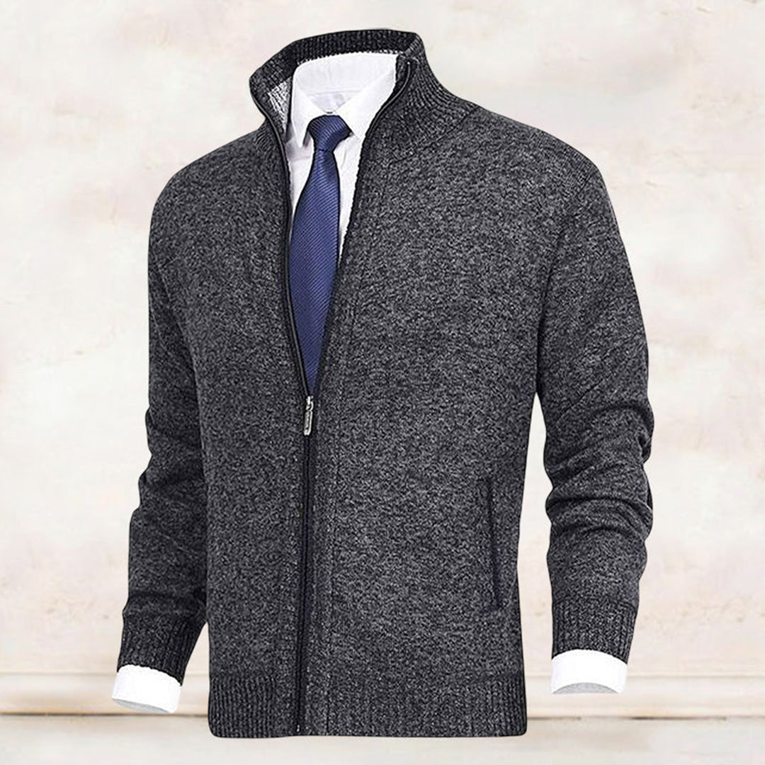 "Blauw herenvest van hoogwaardige fleece met rits en hoge kraag, perfect voor lente. Warm en veelzijdig ontwerp."