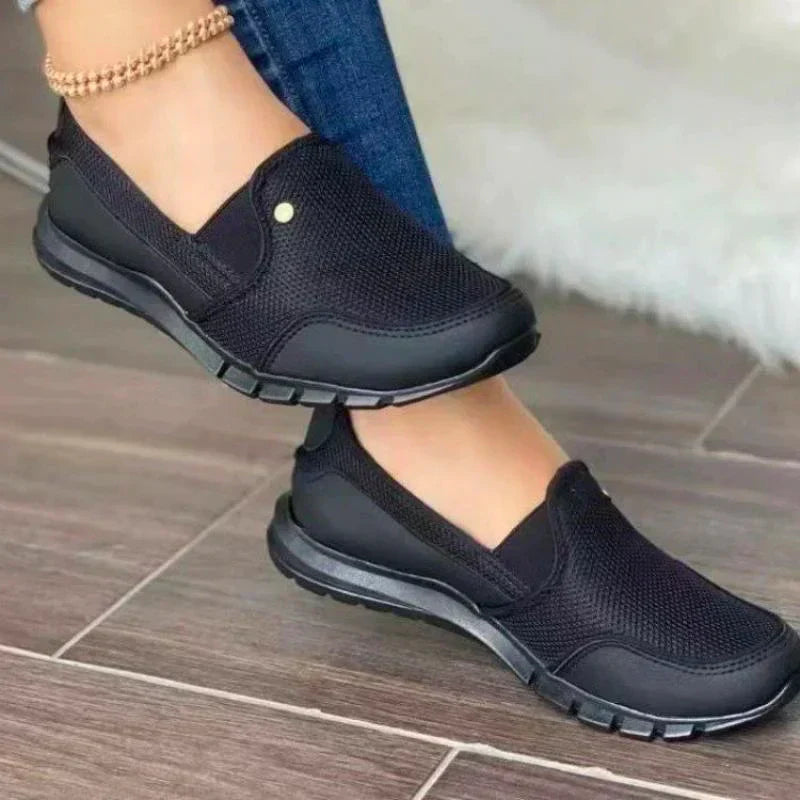 "Blauwe orthopedische dames slip-on sneakers met ademend mesh bovenwerk en flexibele zool voor optimaal comfort."