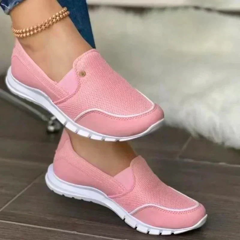 "Blauwe orthopedische dames slip-on sneakers met ademend mesh bovenwerk en flexibele zool voor optimaal comfort."