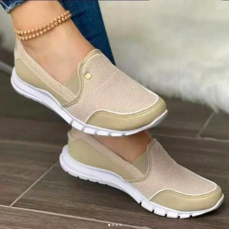 "Blauwe orthopedische dames slip-on sneakers met ademend mesh bovenwerk en flexibele zool voor optimaal comfort."