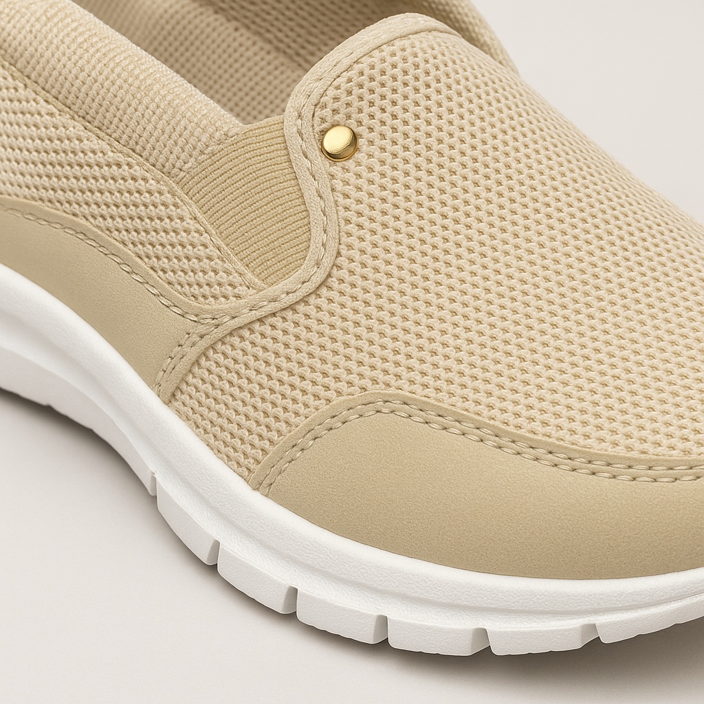 "Blauwe orthopedische dames slip-on sneakers met ademend mesh bovenwerk en flexibele zool voor optimaal comfort."