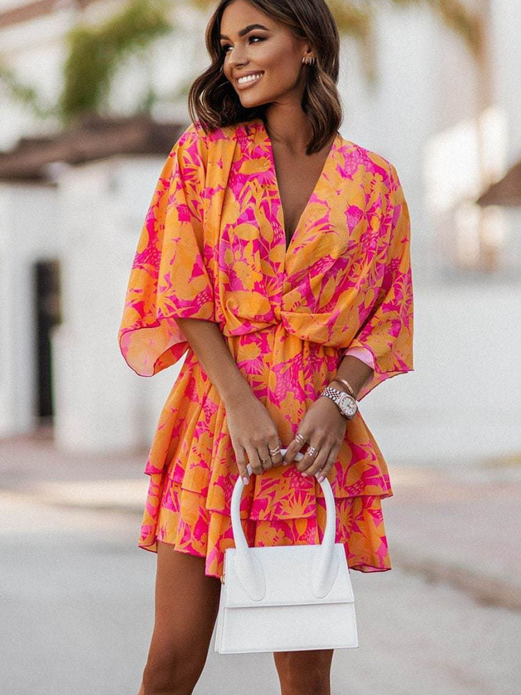 "Bohemian Chic mini jurk met V-hals, luchtige pasvorm en bloemenprint. Perfecte vrouwenjurk voor casual of chique looks."