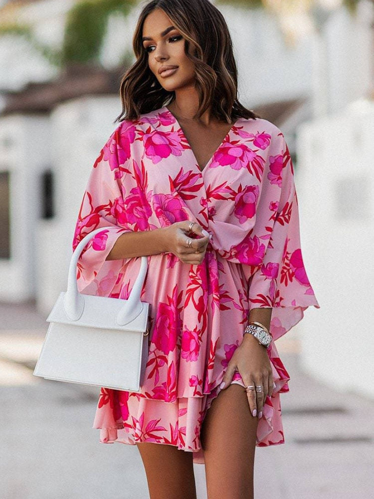 "Bohemian Chic mini jurk met V-hals, luchtige pasvorm en bloemenprint. Perfecte vrouwenjurk voor casual of chique looks."