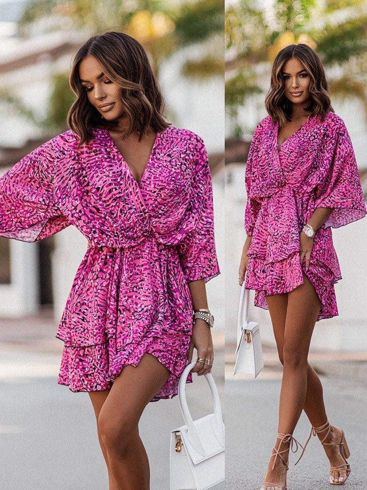 "Bohemian Chic mini jurk met V-hals, luchtige pasvorm en bloemenprint. Perfecte vrouwenjurk voor casual of chique looks."