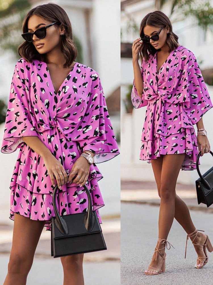 "Bohemian Chic mini jurk met V-hals, luchtige pasvorm en bloemenprint. Perfecte vrouwenjurk voor casual of chique looks."