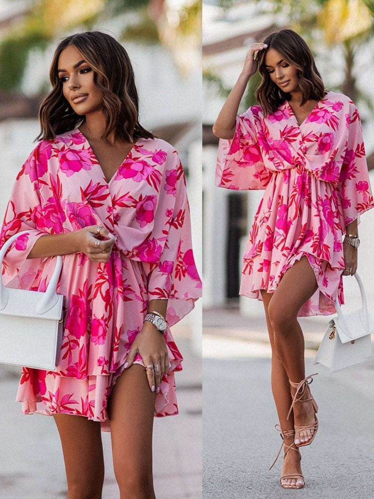 "Bohemian Chic mini jurk met V-hals, luchtige pasvorm en bloemenprint. Perfecte vrouwenjurk voor casual of chique looks."
