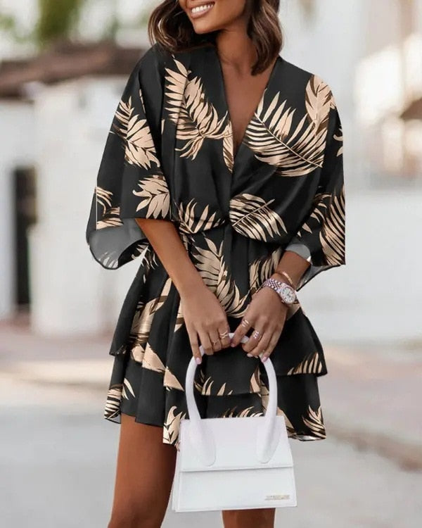 "Bohemian Chic mini jurk met V-hals, luchtige pasvorm en bloemenprint. Perfecte vrouwenjurk voor casual of chique looks."