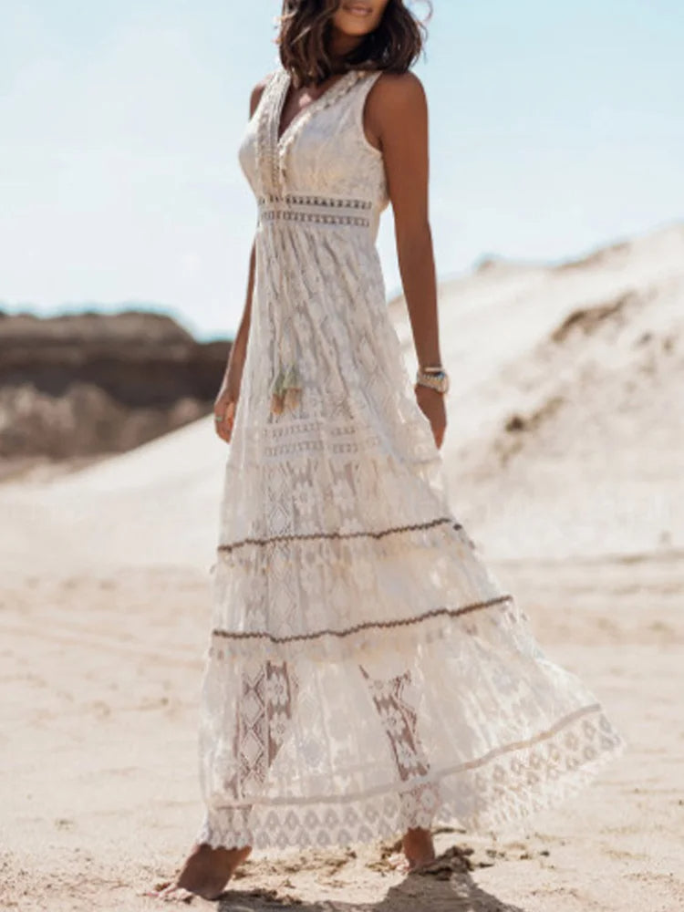 "Bohemian maxi jurk met kanten details en flair mouwen, A-lijn pasvorm, v-hals, en luchtige stof voor zomerse elegantie."
